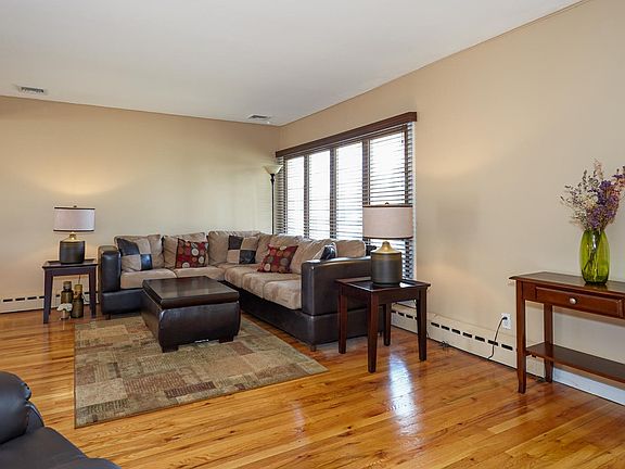 5th image of 533 Larch Ln