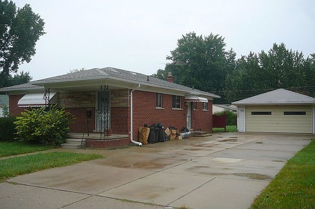 2nd image of 29820 Maplegrove St