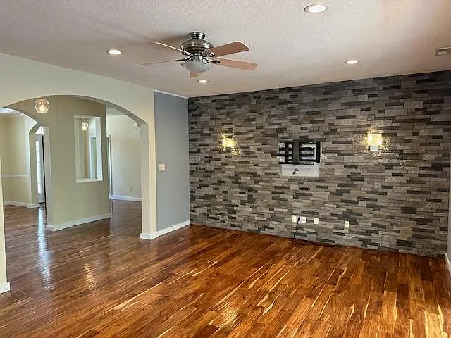 2565 Kentucky Derby Dr — Photo 8