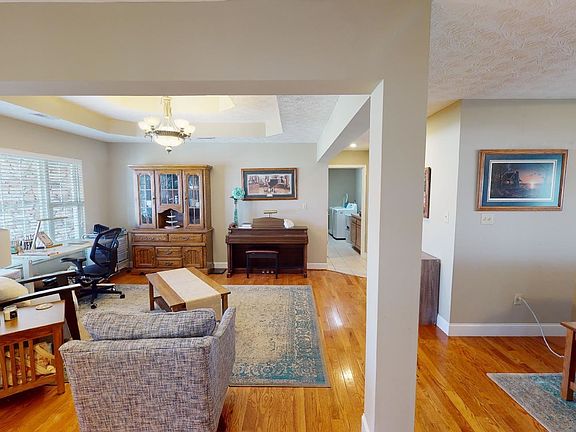 5th image of 125 Applewood Dr