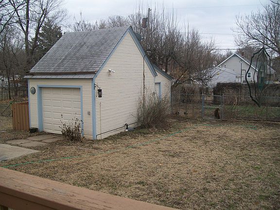 detached garage/woodshop & large dog pen