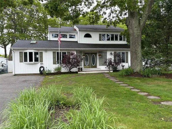 8 Sachs Street, Bay Shore, NY 11706