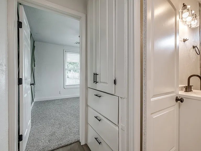 208 E Carson St — Photo 27