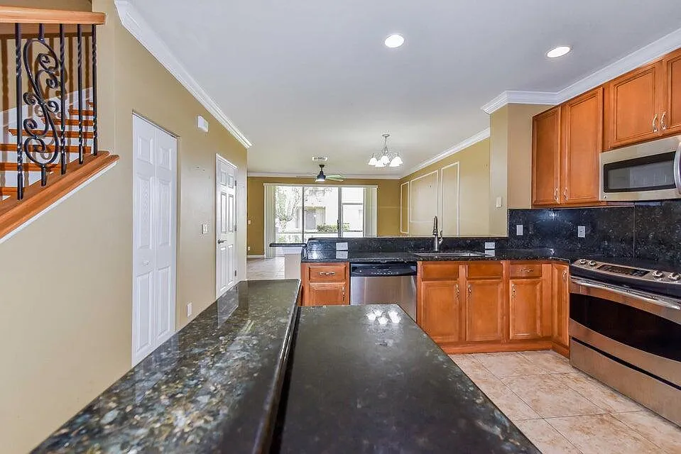 3 bed, 2.5 bath, 1570 sqft, $3,000 — Photo 4