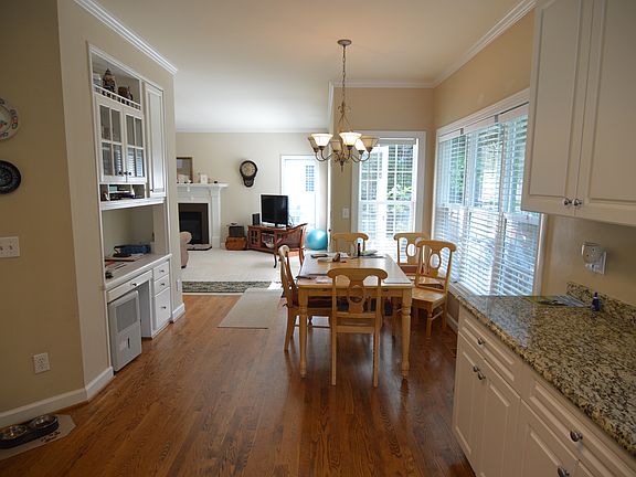 Breakfast/Dining Area