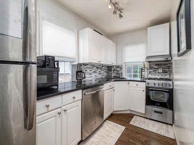66 Reid Ave — Photo 3