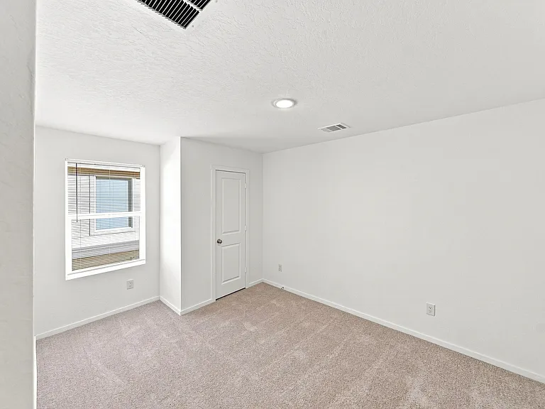 271 Zyra Ave — Photo 24