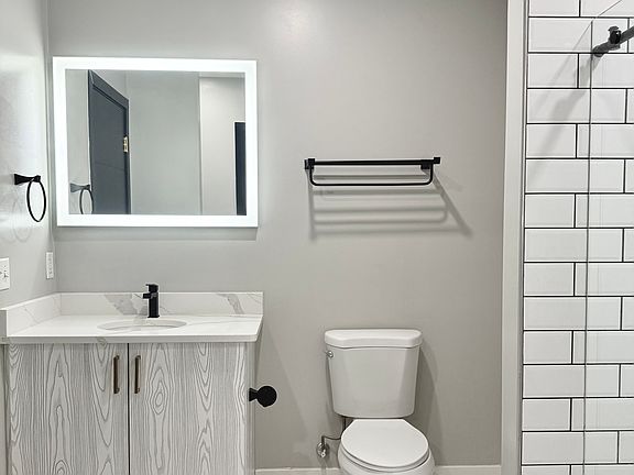 5th image of 221 S Ludlow St #403