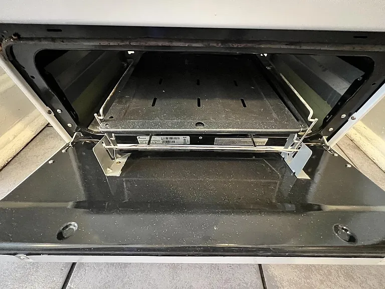 Oven has broiler.