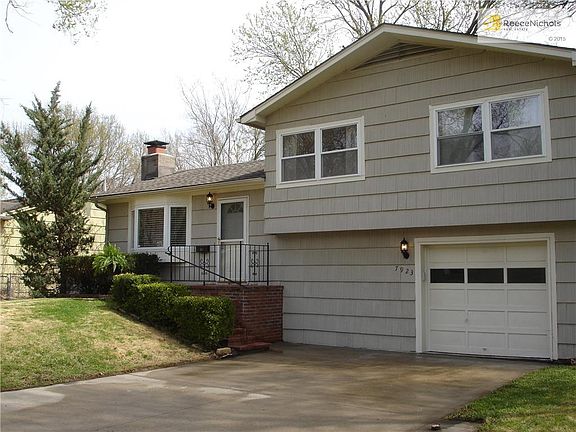 3rd image of 7923 W 92nd Ter