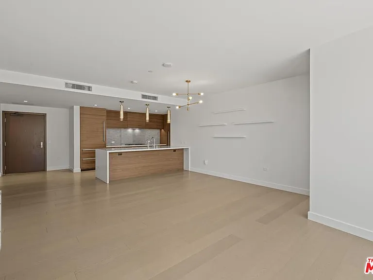 888 W East St #202 — Photo 17