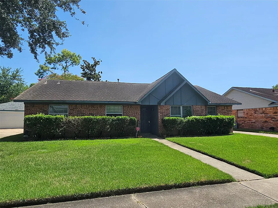 1113 E Amherst Ln