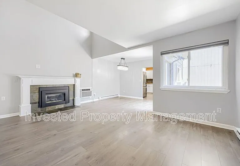 2501 S Victor St #E — Photo 2