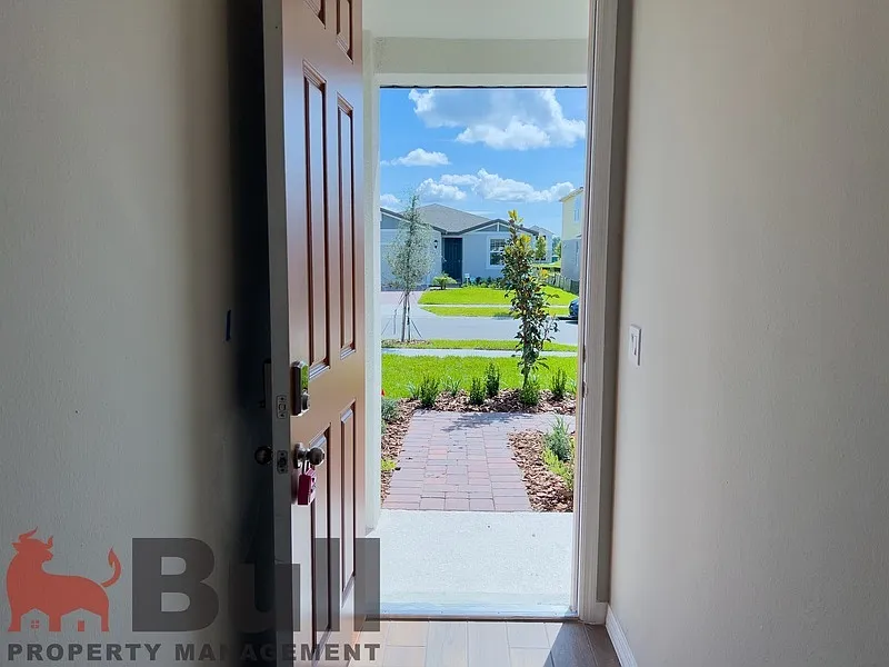3 bed, 2.0 bath, 2020 sqft, $2,200 — Photo 4