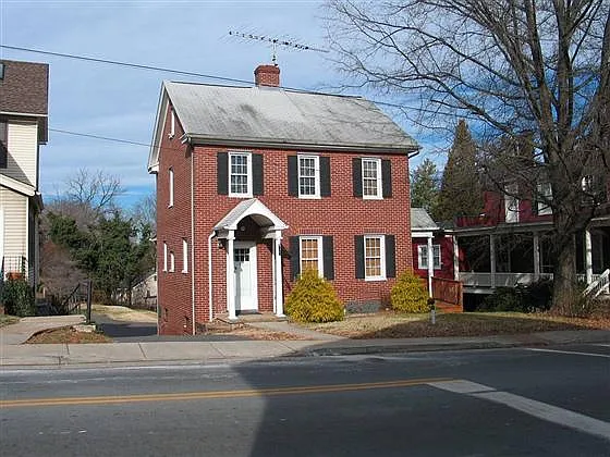 161 W Main St photo 1