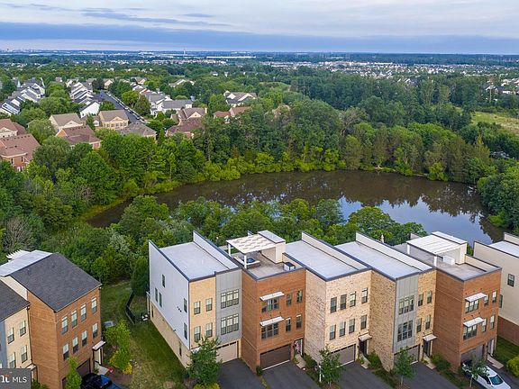 4th image of 23072 Sullivans Cove Sq