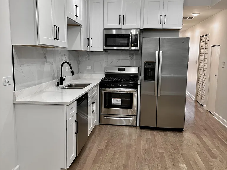 2946 N Rockwell St #3 — Photo 13