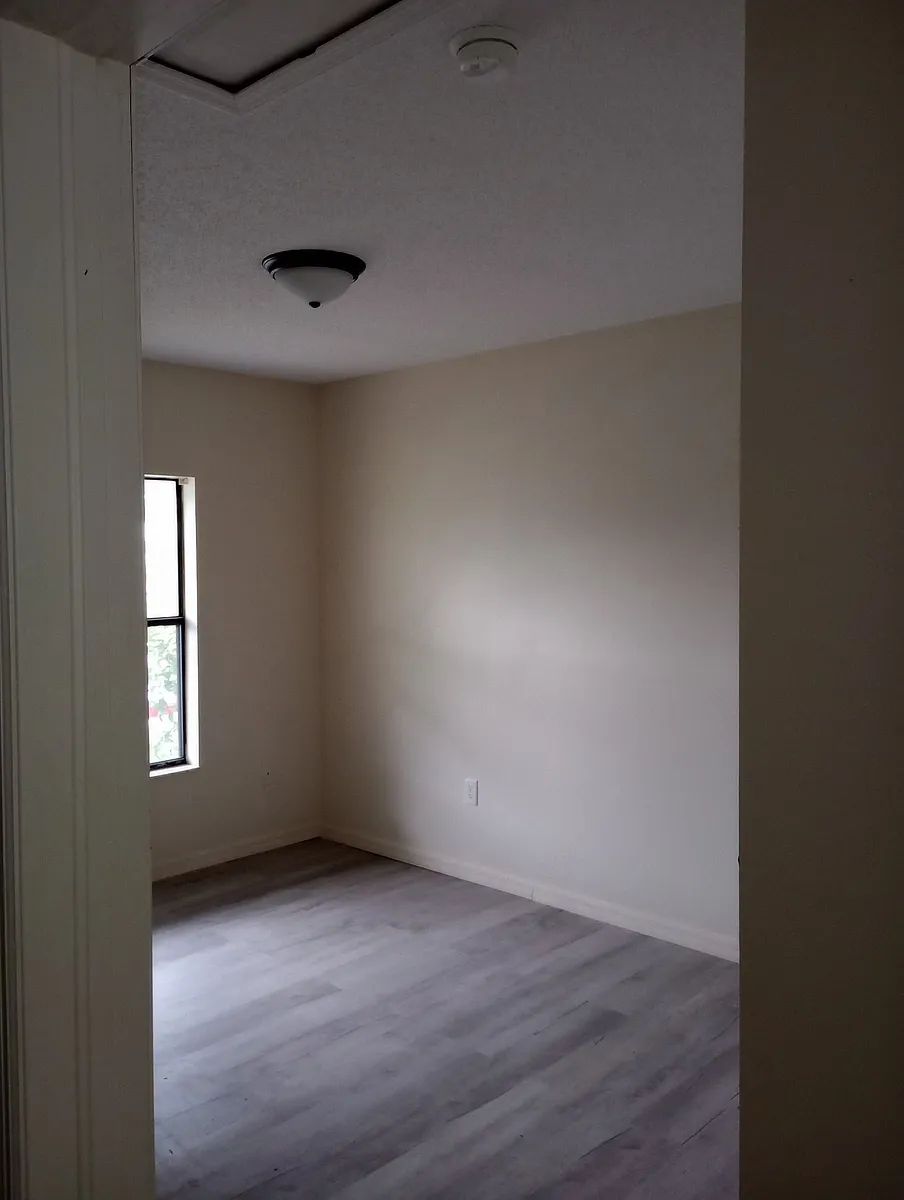 Building Photo - 123 Stag Ct