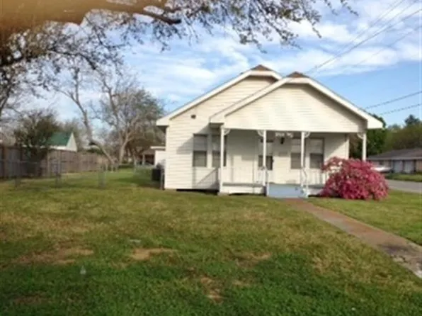 2700 Avenue D, Nederland, TX 77627