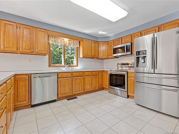 5th image of 19 Brookhill Dr