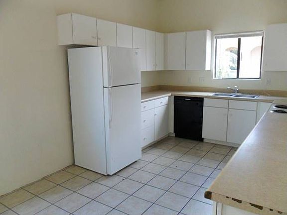 Large kitchen and Bbar