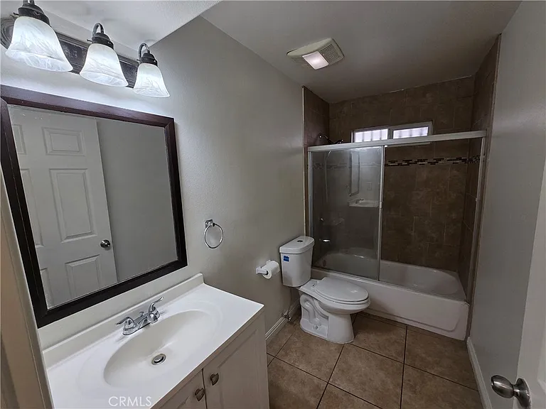 10218 S San Pedro St — Photo 13