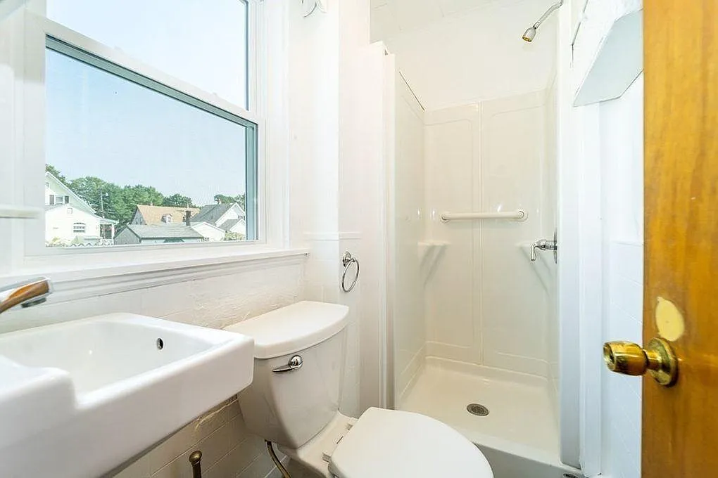 3 bed, 900 sqft, $2,200 — Photo 2