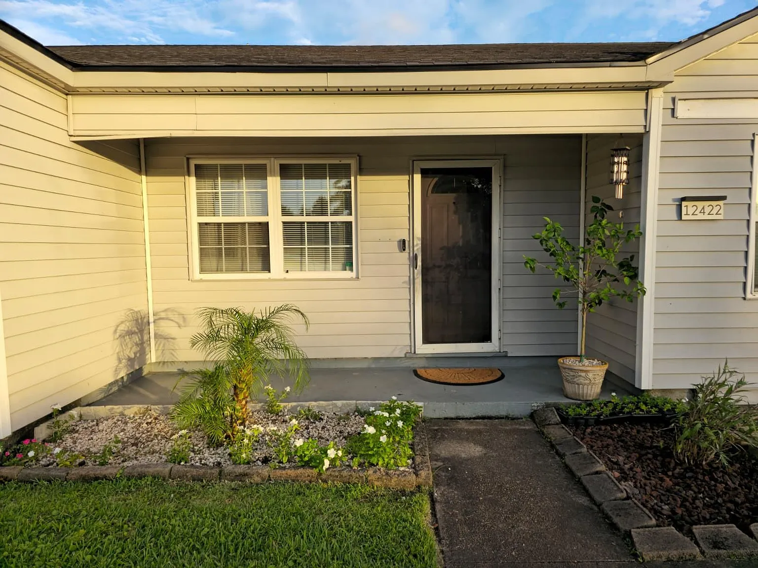 4 bed, 2.0 bath, 2586 sqft, $2,250 — Photo 2