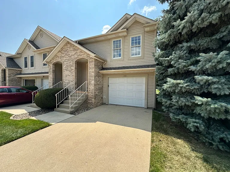 401 Park Creek Ct — Photo 1