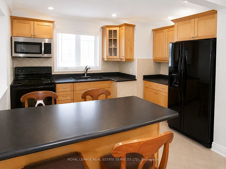 132 Elmwood Rd #MAIN FLOOR — Photo 2