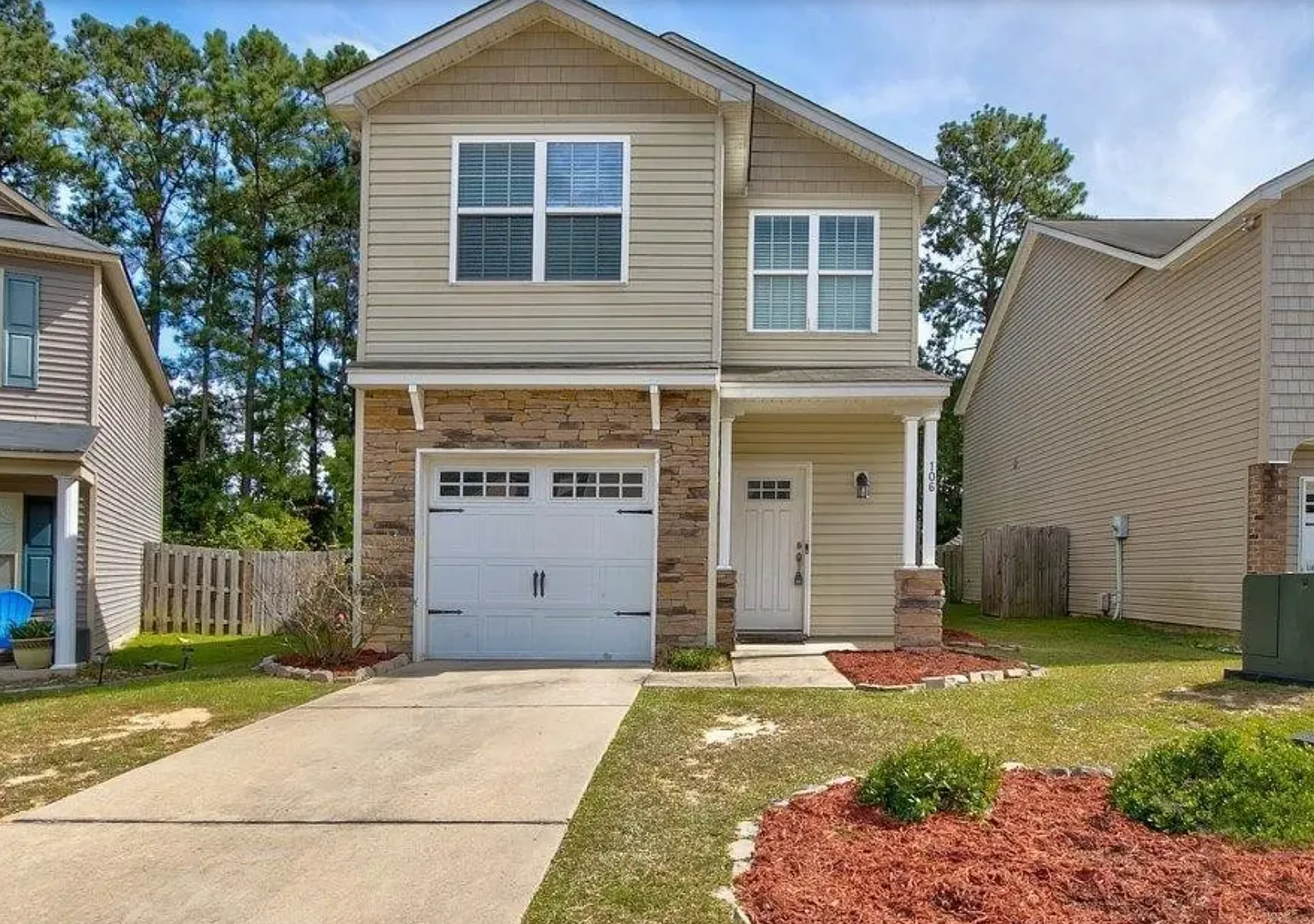 Spacious 3-Bed, 2.5-Bath Home with Private Backyard Close to Fort Jackson & Major Highways! — Photo 1