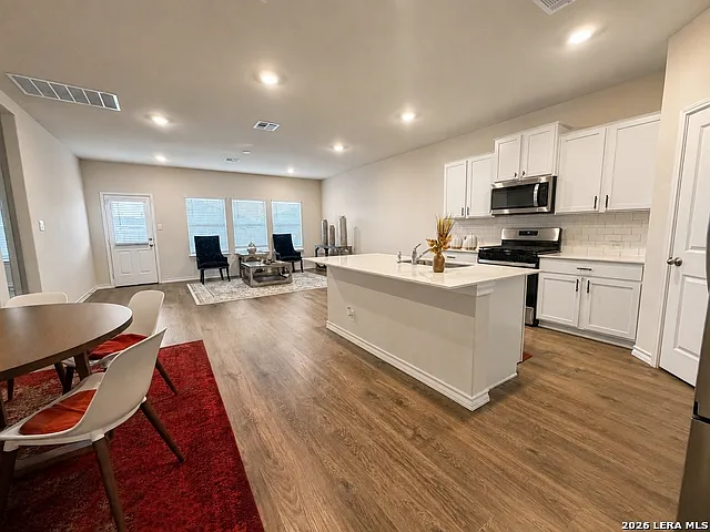 4 bed, 3.0 bath, 2257 sqft, $2,550 — Photo 3