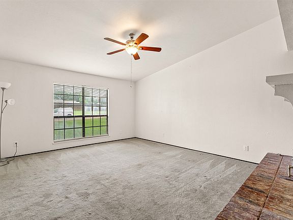 4th image of 643 Randa Ln