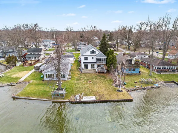 780 Beach Dr, Brooklyn, MI 49230