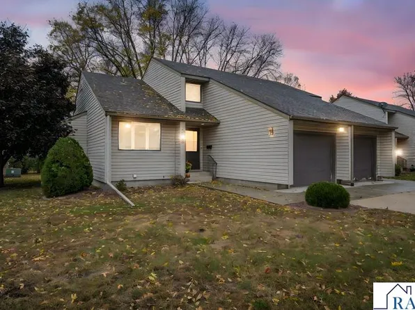 208 S Ramsey St, Blue Earth, MN 56013