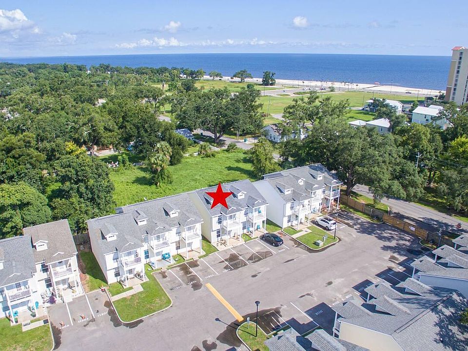 Proximity to the beach: Being just a block away from the beach means you have easy access to the sand and all the recreational activities associated with beach life. Enjoy beach jogging, or simply taking a leisurely stroll along the shore.