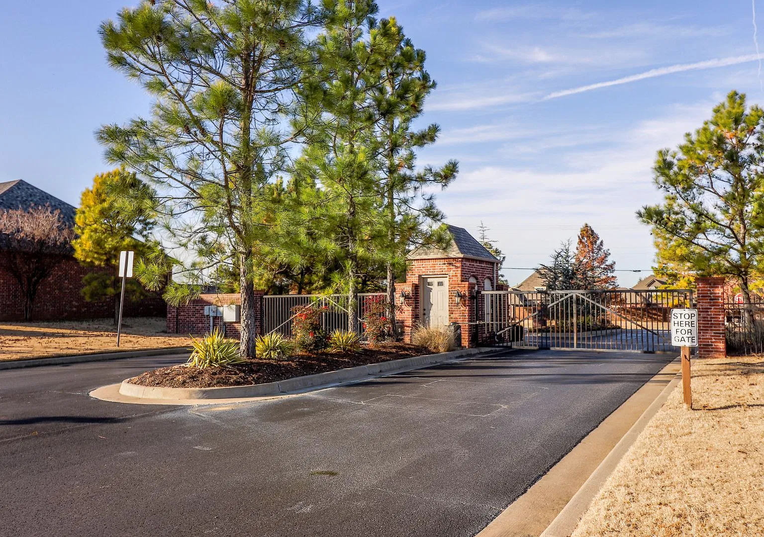 Beautiful 3 Bedroom House With Office In Jenks School District! — Photo 3