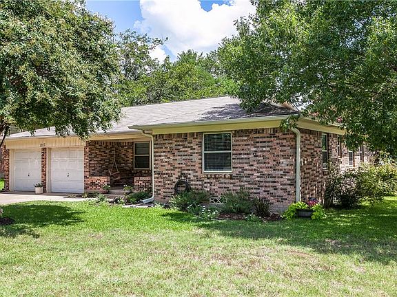 3rd image of 1017 Edinburg Ln