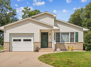 1132 Briarcliff Ln, Clinton, IA 52732