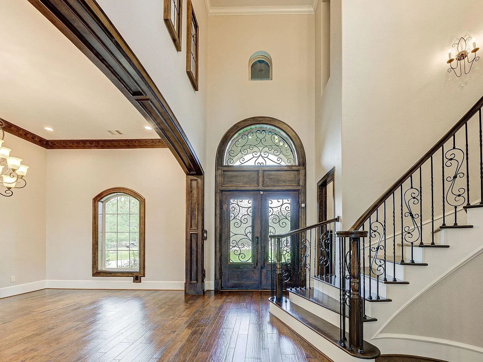 5 bed, 4.5 bath, 4720 sqft, $8,000 — Photo 4