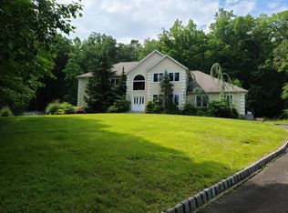 22 Katavolos Dr, Tomkins Cove, NY