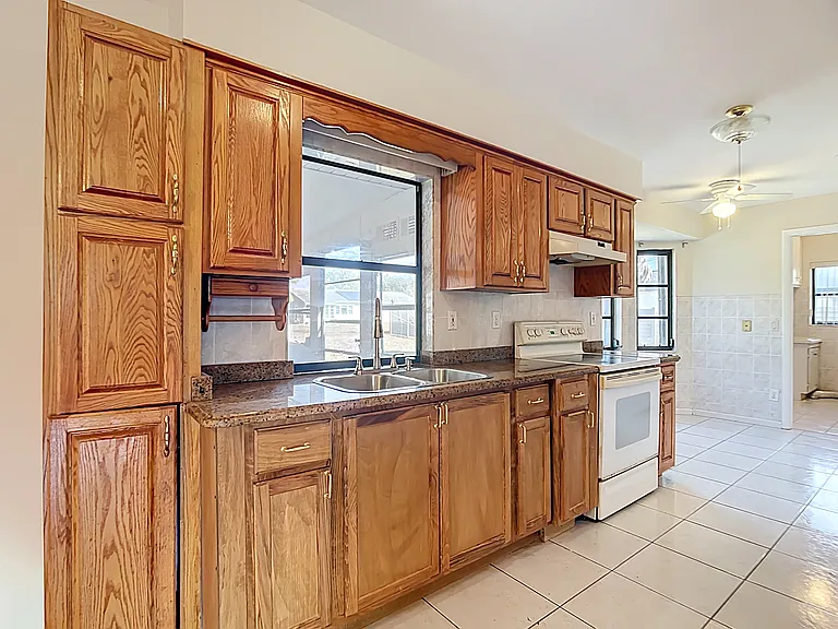 4428 Aladdin Ave — Photo 11