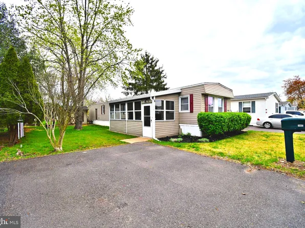 7803 Hampton Dr, Morrisville, PA 19067