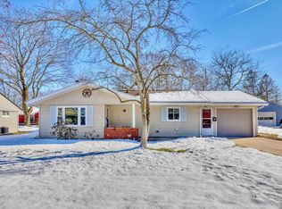 617 Oakland Ave, Mukwonago, WI 53149