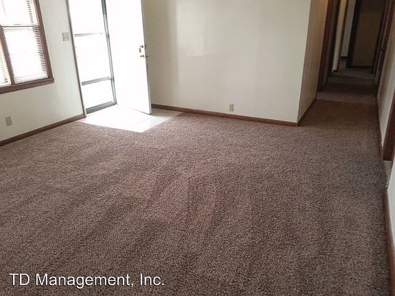 4th image of 669 E Elm St