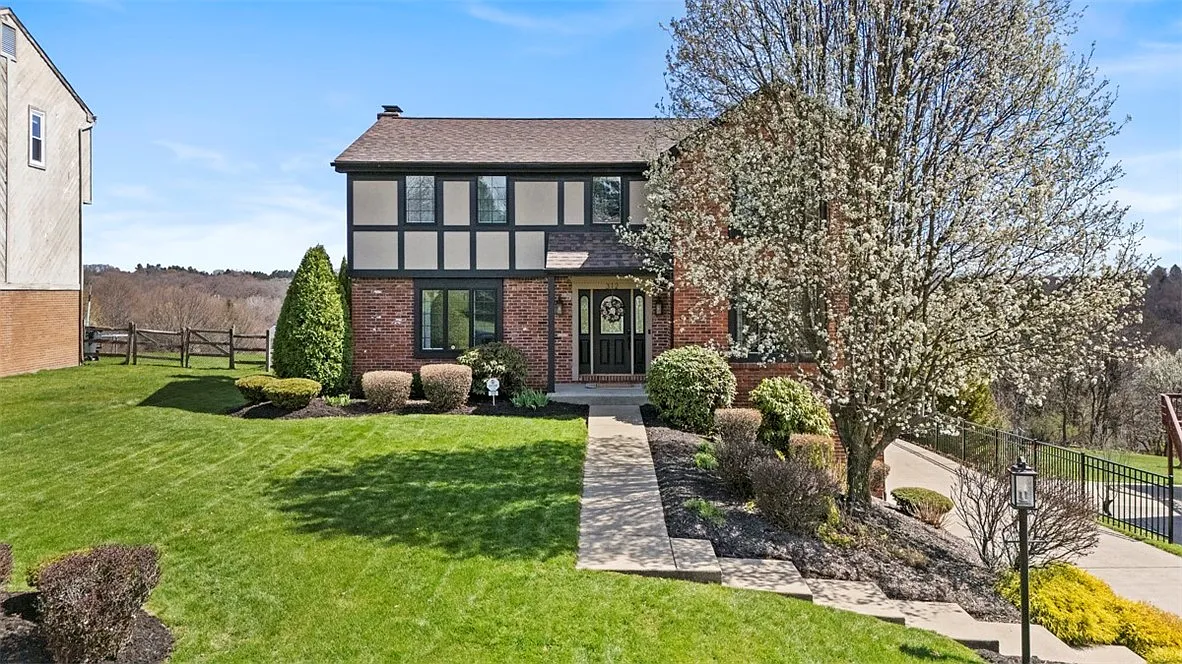 312 Ridgeway Dr photo 1