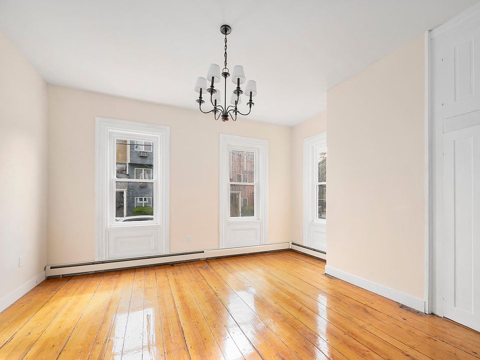 Living room, high ceilings and spacious!