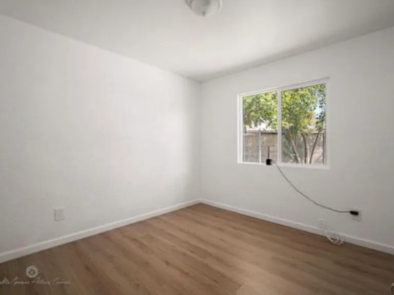 1400 Carson Ave — Photo 4