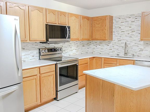 4th image of 9516 Garnet Ln