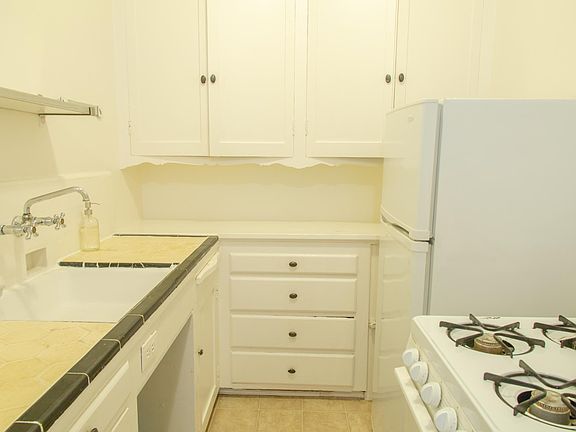 3rd image of 934 4th St #5